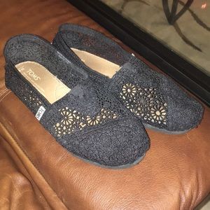 Toms 🌺 Black Lace Slip-ons